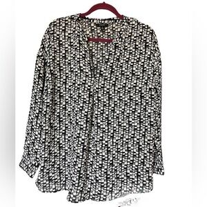 NWOT ALFANI Black/ white Women’s Top Blouse Roll Tab‎ Sleeve V Neck Sz 0X